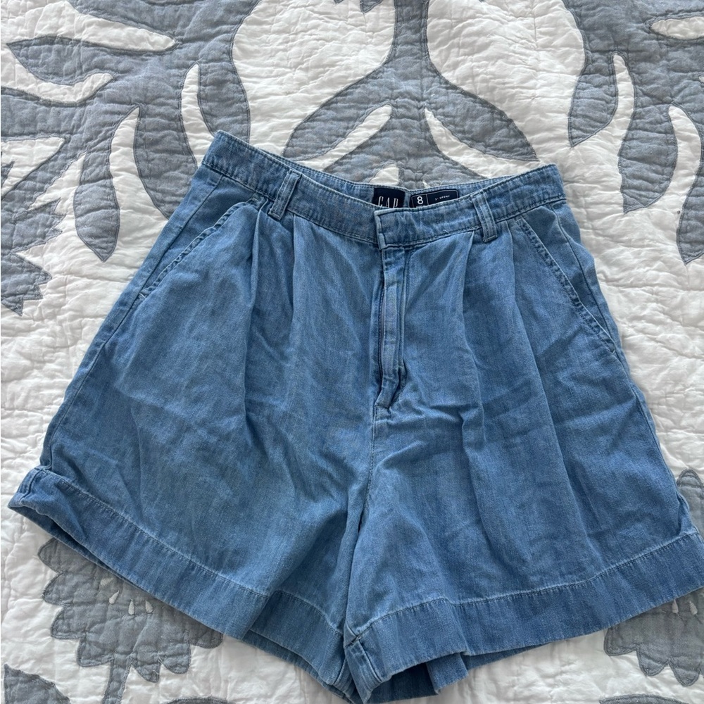 Gap 5” Short Pleated Chambray